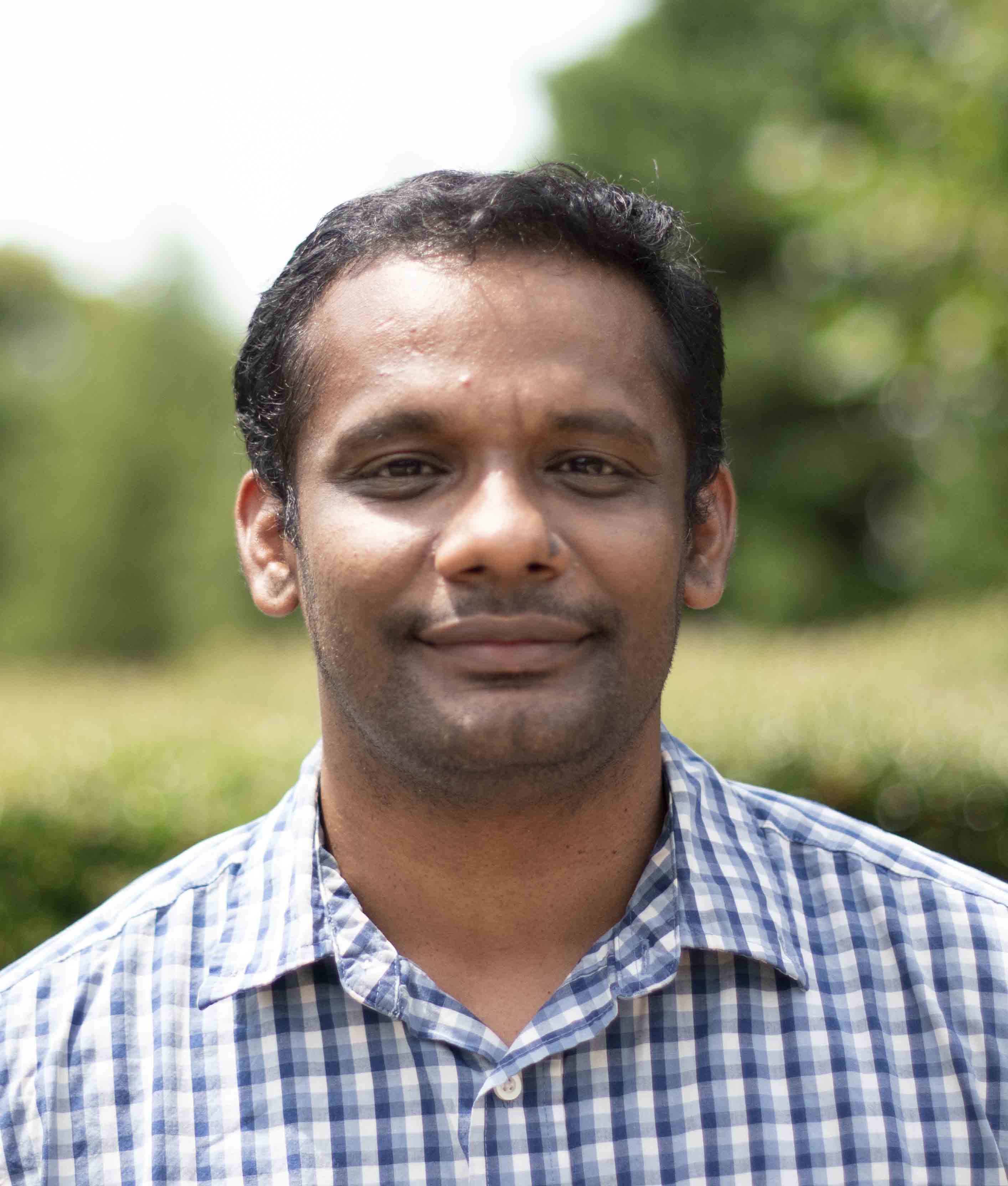 headshot of Vignesh Narayanan
